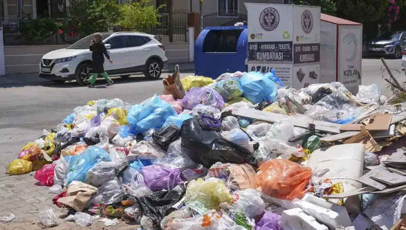 İzmir'de Çöp Yığınları Sorunu: Kentin Geleceği Tehlikede Mi?