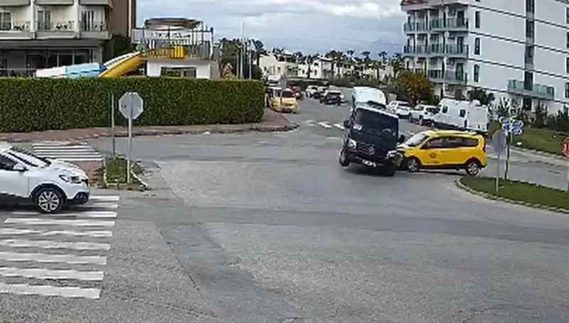 Kavşakta Minibüs ile Ticari Taksi Çarpıştı: Feci Kaza Detayları
