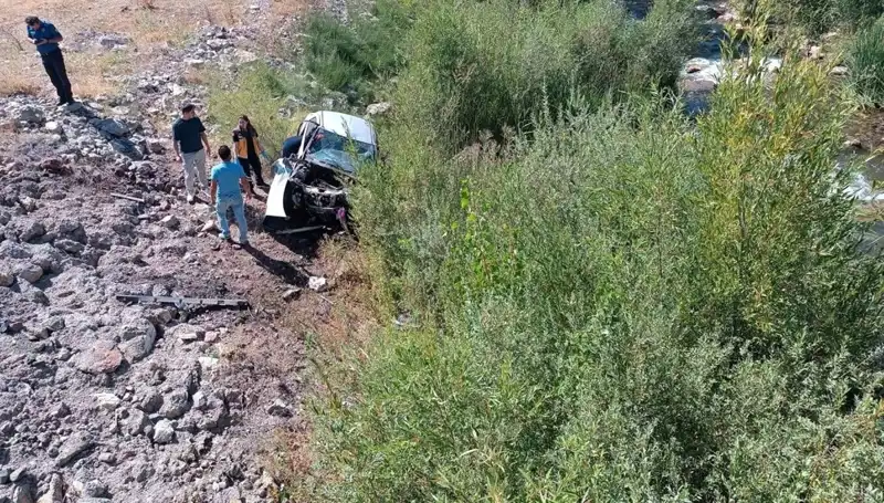 Sivas’ta Korkunç Kaza: Otomobil Dere Yatağına Uçtu, İki Can Hayatını Kaybetti