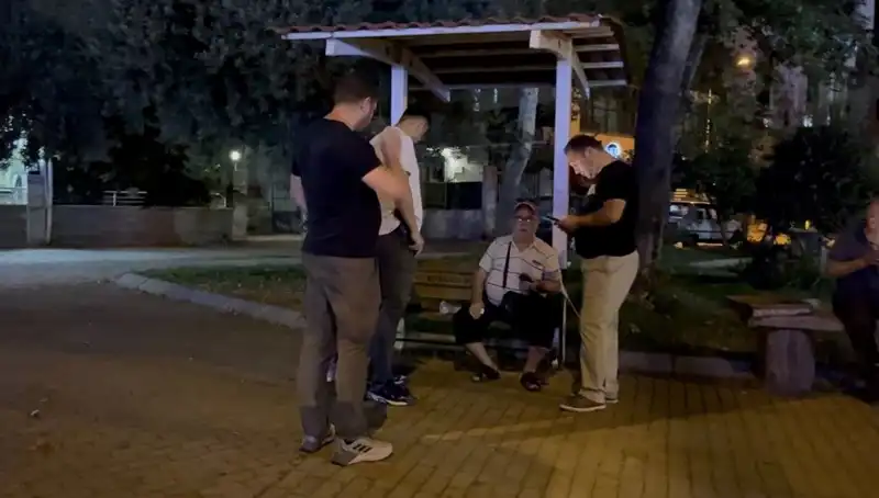 Kısmı Görme Kaybı Olan Adamın Telefonunu Çaldılar, Tüm Şehirde Şok Etkisi Yarattı