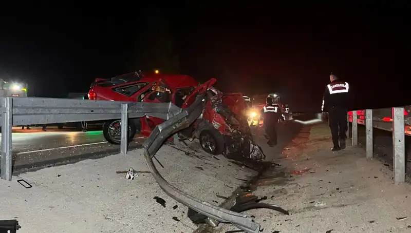 Bariyerlere Çarpan Otomobil Korkunç Bir Kazaya Sahne Oldu: 2 Can Kaybı