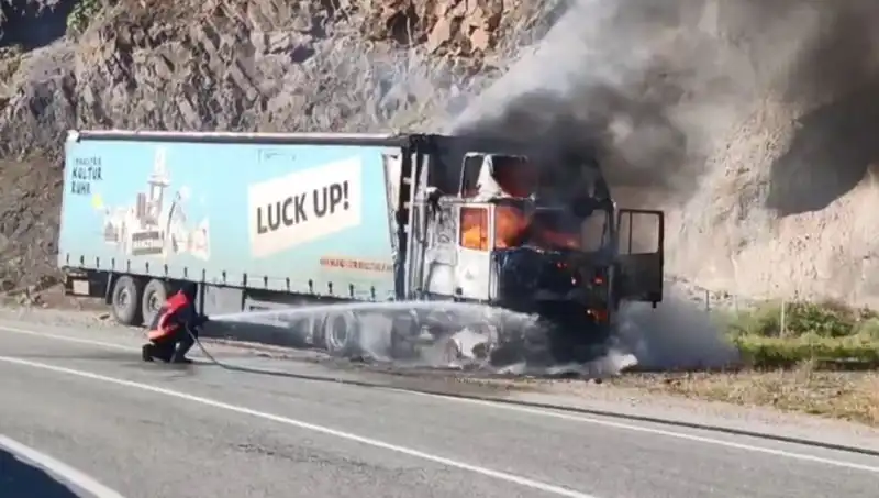 Seyir Halindeki TIR'da Korkutan Yangın: Olay Anı ve Sonrasındaki Gelişmeler