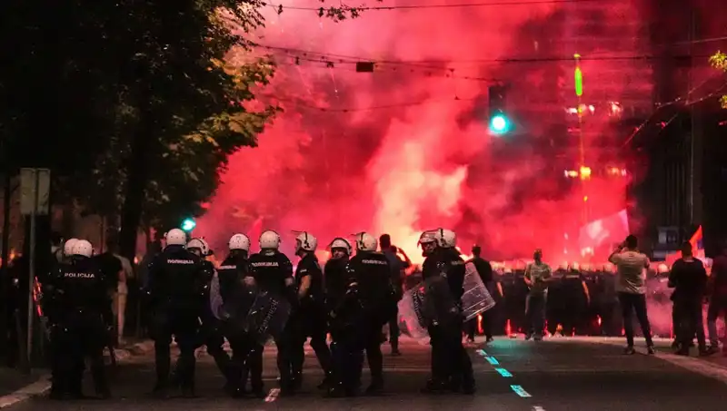 Sırbistan’da Erken Seçim Protestosu: On Binler Sokağa Çıktı, Gözaltılar Var!