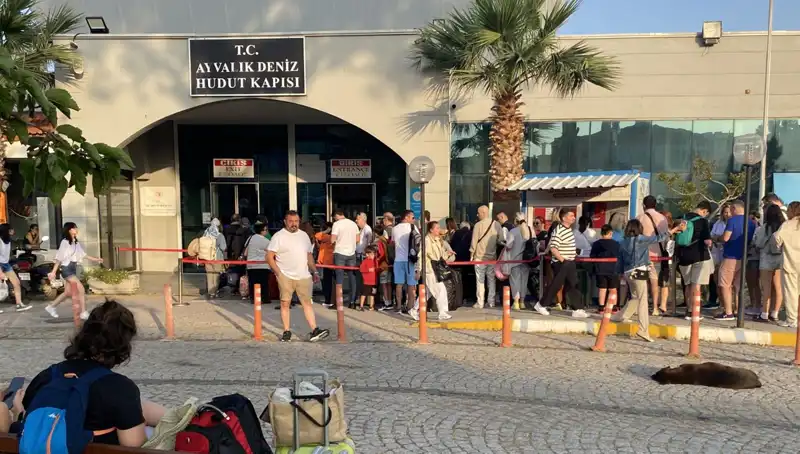 Bayramda Midilli Adası'na Yoğun İlgi: Tatilciler Akın Etti
