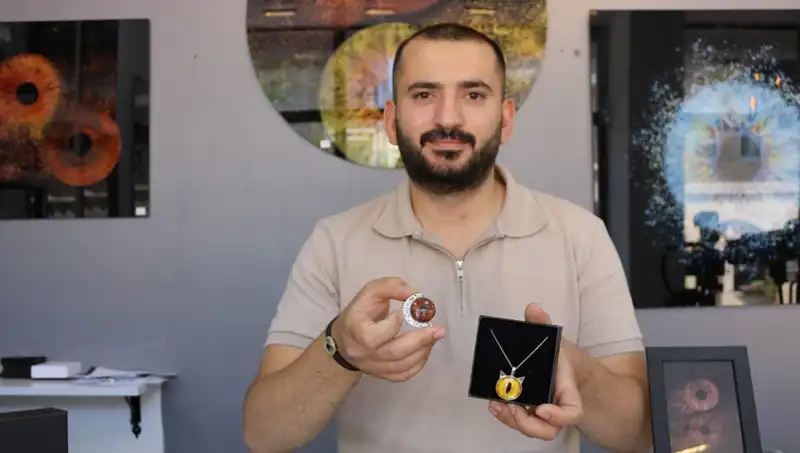 İris Fotoğraflarını Takı ve Tablolara Dönüştüren Yetenekli Sanatçı