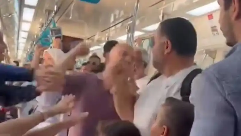 Marmaray'da Yolculuk Sırasında Yaşanan Yumruklu Kavga Panik Yarattı
