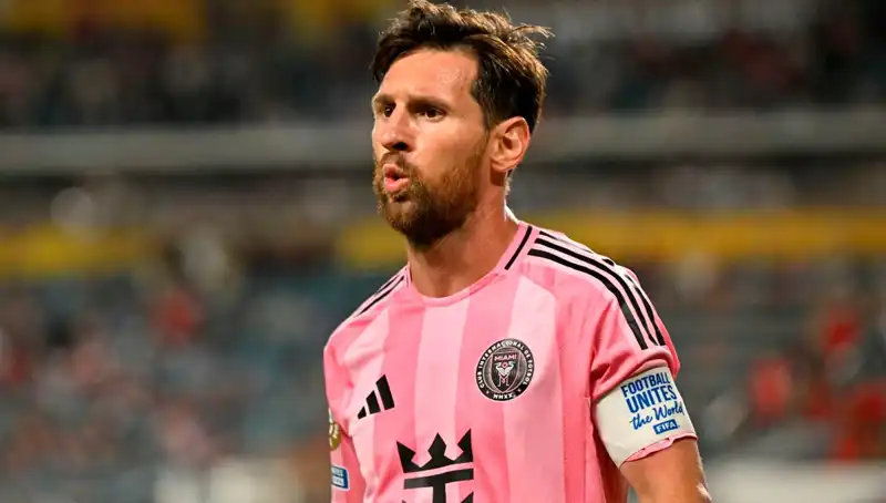 Messi'nin Debütü: Son Dakikada Direkten Dönen Şut Tüm Dikkatleri Üzerine Topladı