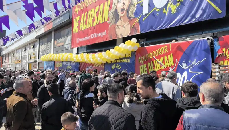 Bursa’da Dev İndirimler Sebebiyle Müşteriler Arasında İzdiham Yaşandı