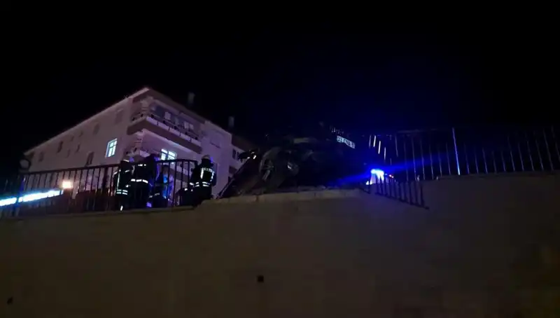 Sürücü Kontrolden Çıktı, Bariyere Çarpıp Asılı Kaldı!