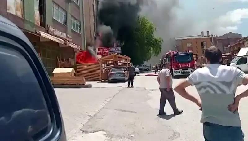 Ankara'da Korkunç Yangın! İş Yerleri Alev Alev Yandı