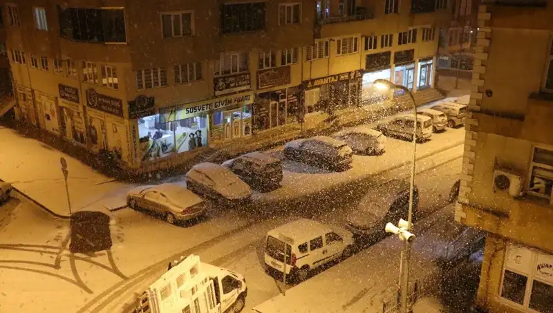 Bir Günde İki Mevsim: Karla Uyanan Sabah Baharı