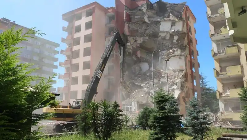 Deprem Değil Dalgalar: İki Bina Yıkım Süreci Başladı!