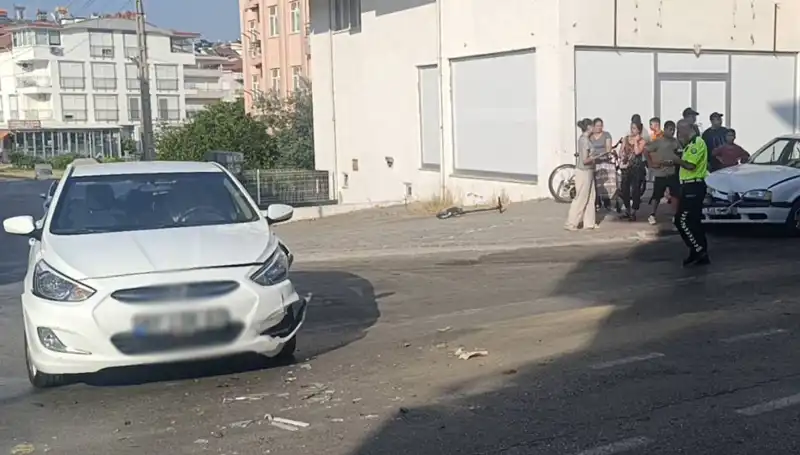 Antalya'da İki Otomobil Çarpıştı: Kaza Anı Kameralara Yansıdı