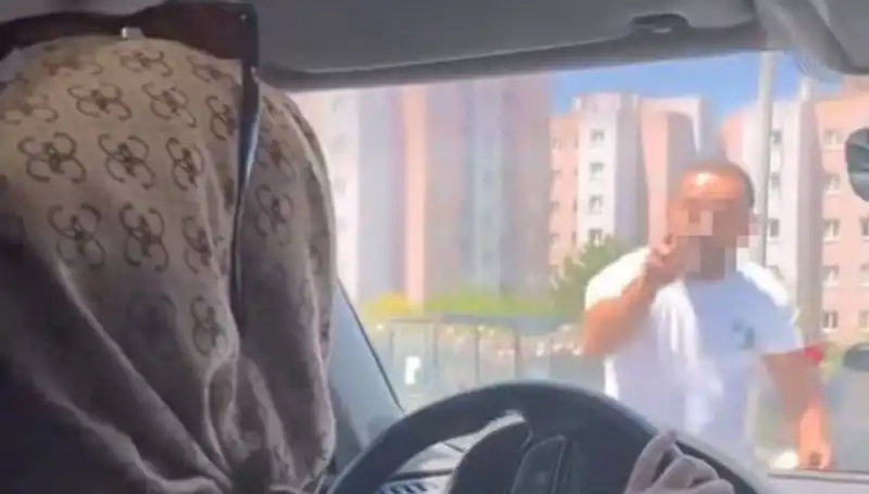 Trafikte Dehşet Anları: Önünü Kesti ve Camı Yumrukladı!