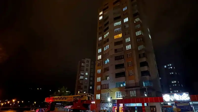 Yıldırım Düşmesi Sonucu Apartmanın Çatısı Yandı: Olay Anı ve Sonrası