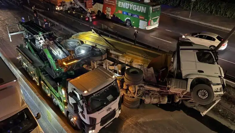 Moloz Yüklü Hafriyat Kamyonu Devrildi: Olayın Detayları ve Çalışmalar