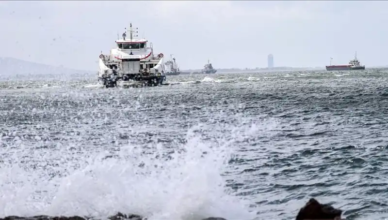 İzmir'de Vapur Seferleri Fırtına Nedeniyle Askıya Alındı