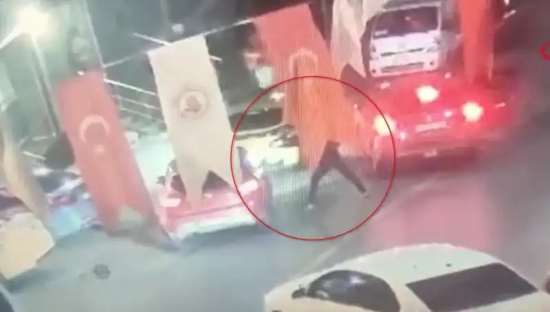 Kağıthane'de Sokak Ortasında İşlenen Cinayet: Otomobildeki Genç Kurşun Yağmuruna Tutuldu