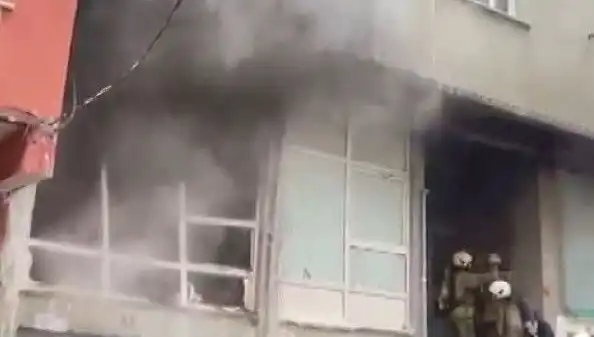 İstanbul'daki Beş Katlı Binada Parlayan Yangın, Şehirde Panik Yarattı