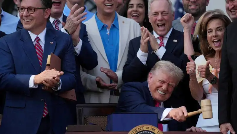 Trump'tan Dikkat Çeken Adım: "Büyük, Güzel Yasa Tasarısı" İmzalandı!