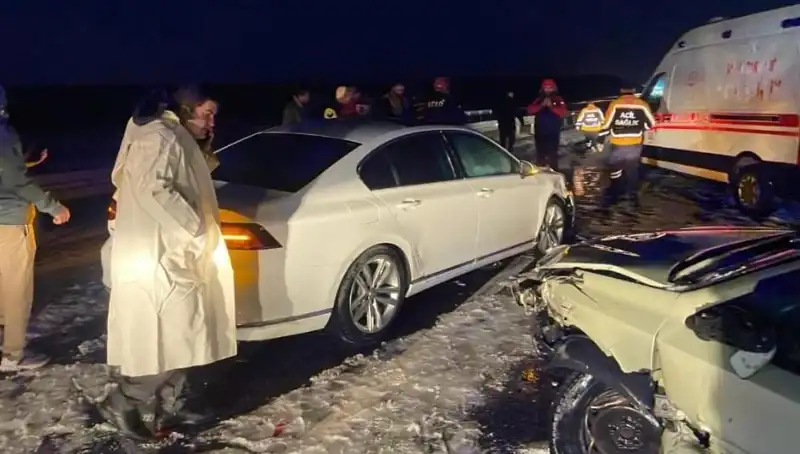 Aksaray'da Zincirleme Trafik Kazası: 15 Yaralı, Panik Hava Hakim Oldu