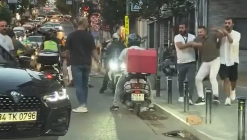 Nişantaşı'nda Yol Verme Kavgası: Sopalı Saldırı Anları Kamerada!