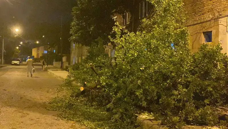 Karabük’te Şiddetli Fırtına: Şehirde Hayat Durma Noktasına Geldi!