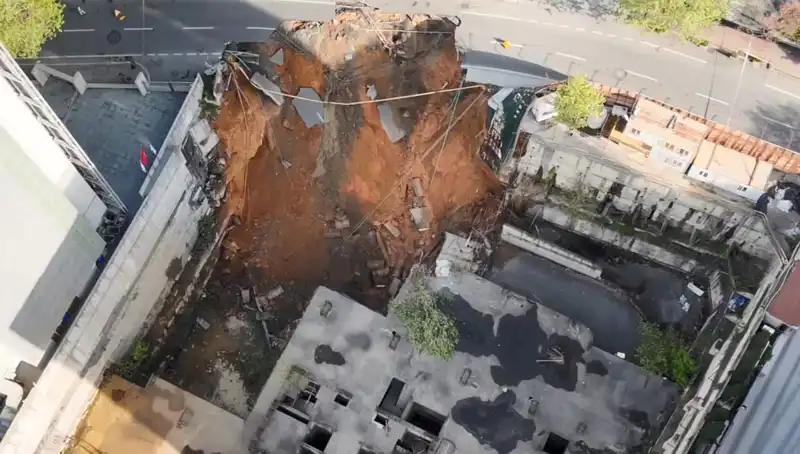 Sarıyer’de Şok! Yol Çökmesi Trafiği Kilitledi ve Cadde Kapatıldı