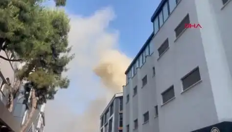 İstanbul'da Yangın Korkusu: 4 Katlı İş Merkezinde Alevlere Müdahale Devam Ediyor