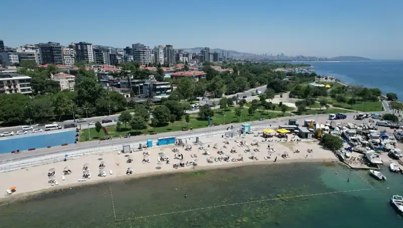 İstanbul'un Sıcak Yaz Günlerinde Caddebostan Sahili Kalabalıklaştı