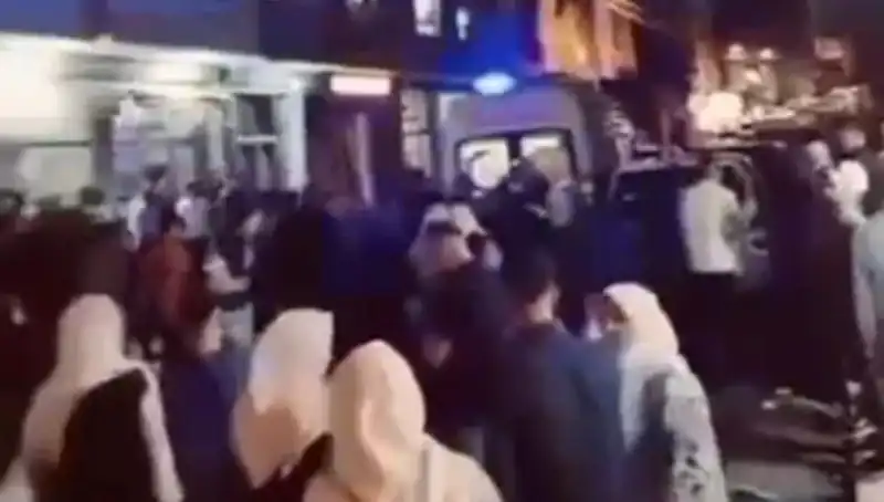 Genç Kız Balkondan Düşerek Hayatını Tehlikeye Attı