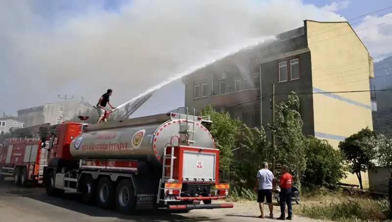 Çatı Katında Patlayan Yangın, Mahalle Sakinlerini Korkuttu