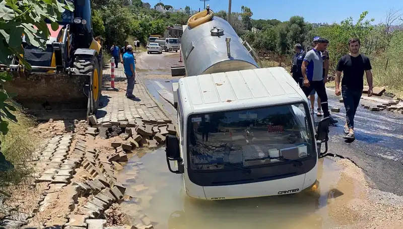Bodrum’da Su Hattı Patladı, Tanker Çukura Düşerek Kaza Yaptı