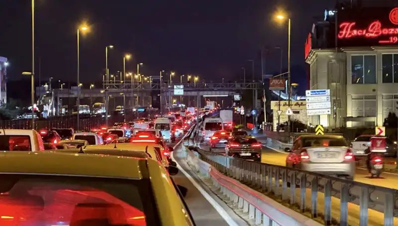 Yenibosna Metrobüs Yaya Üst Geçidinde Büyük Değişiklikler Yapılıyor!