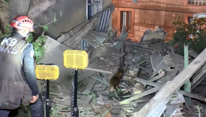 İstanbul'da Deprem Sonrası Hasar Gören Bina Yıkıldı: Nedenleri ve Sonuçları