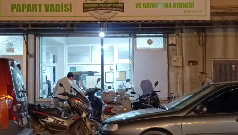 Lokalde Bıçaklı Kavga: Olay Yerinde Bir Kişi Ağır Yaralandı