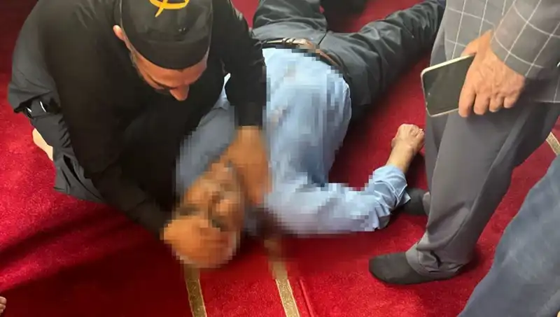 Camide Namaz Kılarken Bıçaklanan Adam Şok Edici Olayla Hayata Tutundu