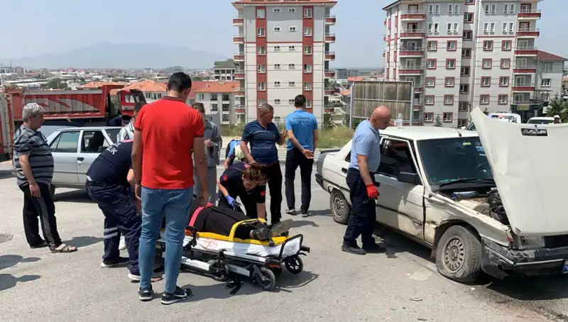 Kavşakta Meydana Gelen Kaza: İki Kişi Yaralandı, Detaylar Ortaya Çıktı