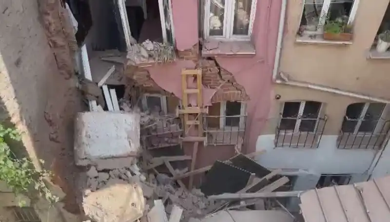 İstanbul’da Üç Katlı Binanın Balkonu Çöktü: Olay Anı ve Sonrası