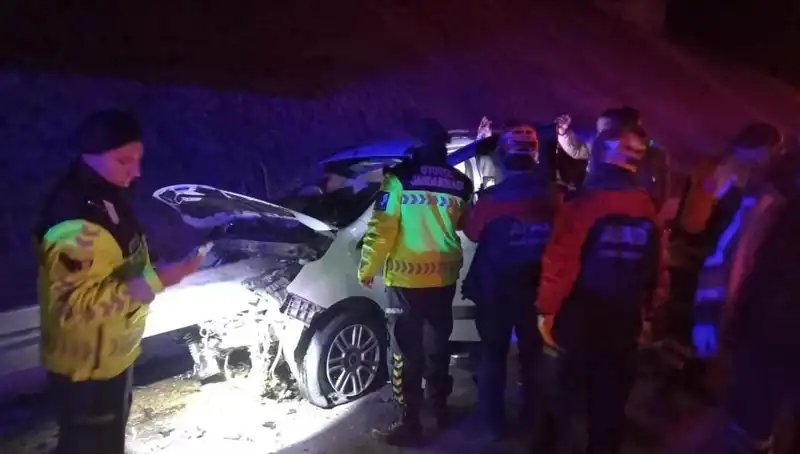 Bariyer Otomobile Saplandı, Korkutan Kaza Sonucu 4 Yaralı