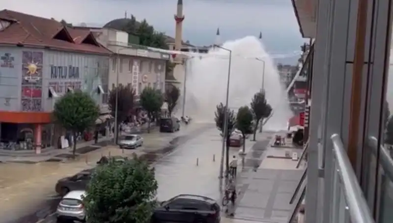 İçme Suyu Hattı Patladı: Şehirde Su Fışkırdı, Vatandaşlar Şokta!
