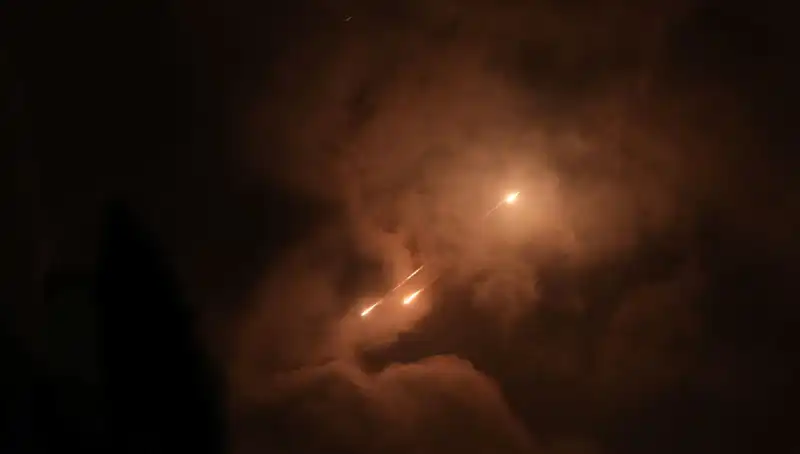 İran'ın Stratejik Gece Saldırıları: Füzelerin Ateşleme Zamanlaması Neden Önemli?