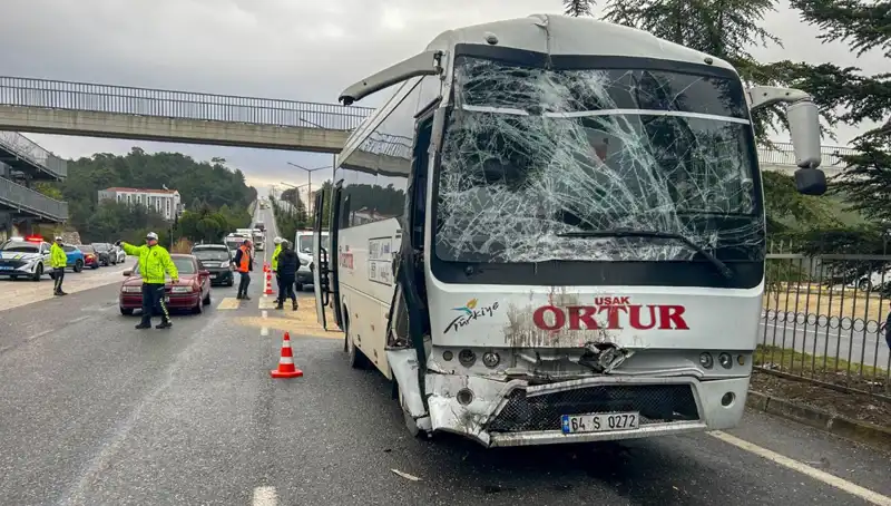 Uşak'ta İşçi Servisleri Çarpıştı: Korkunç Kaza Çok Sayıda Yaralıyla Sonuçlandı