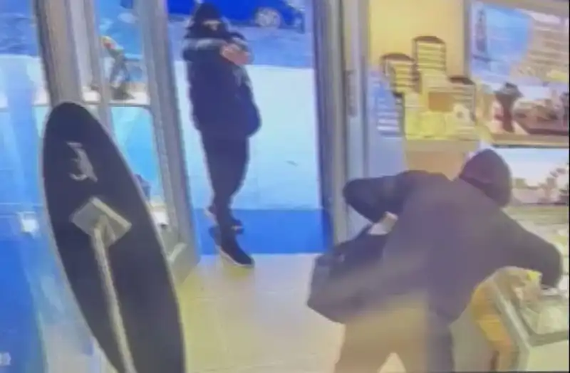 Ümraniye'de Bilinmeyen Bir Soygun Girişimi: 5 Maskeli Şüpheli Polisi Alarmda Geceleri Sarsıyor