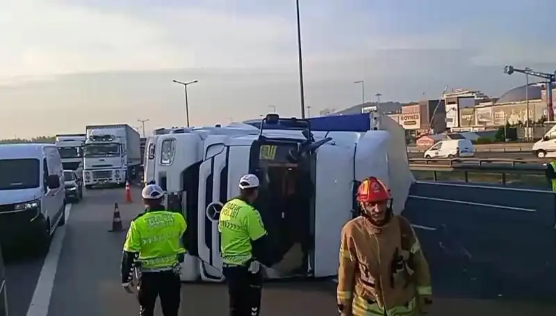 Pendik TEM Otoyolu'nda Devrilen TIR Marmara Bölgesi'nde Trafik Kaosuna Yol Açtı