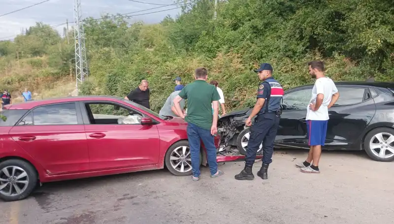 Karamürsel’de Otomobil Kazası: 4 Yaralı, Olay Yeri Tam Bir Kaos İçinde