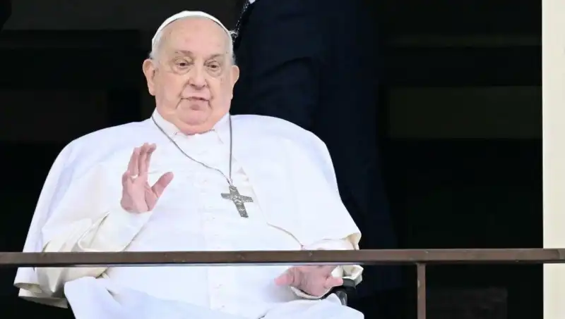 Papa Francis Hastaneden Çıktı: İlk Görüntüleriyle Hayranlarını Sevindiriyor