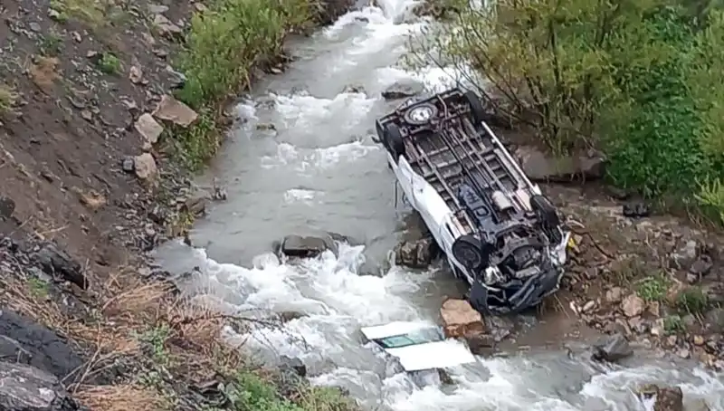 Hakkari’de Minibüs Faciası: Derede İki Kayıp, Üç Yaralı