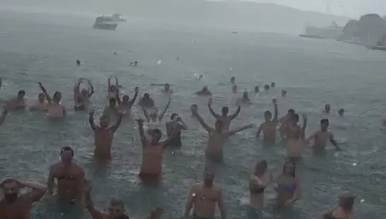 İstanbul'un Bebek Sahili'nde Yağmura Rağmen Denize Girenler Hayrete Düşürdü