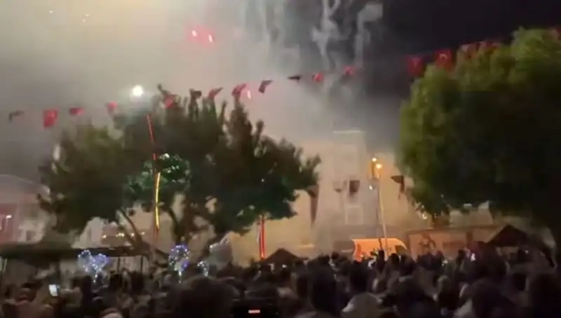 Havai Fişek Gösterisi Sonrası Hastanelik Olanların Sayısı Artıyor!